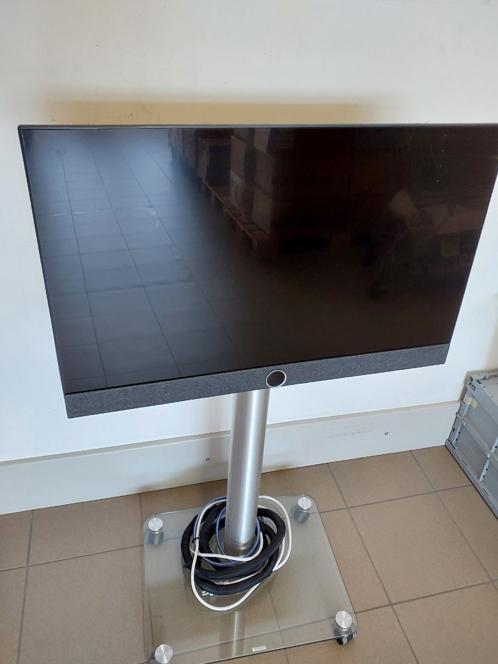 Loewe Fernseher: Loewe Fernseher mit Standfuss – Neu (gemäss Beschreibung) aus Luzern von CaritasZentral