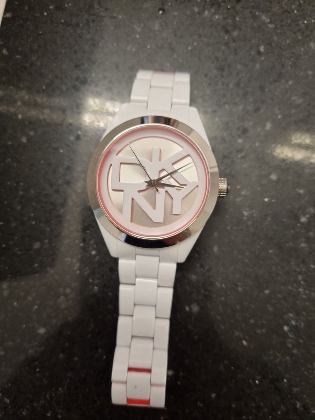 DKNY Orologi: DKNY Donna Karan Uhr Korall – Nuovo (secondo la descrizione) da Berg TG venduto da lisboa.sky