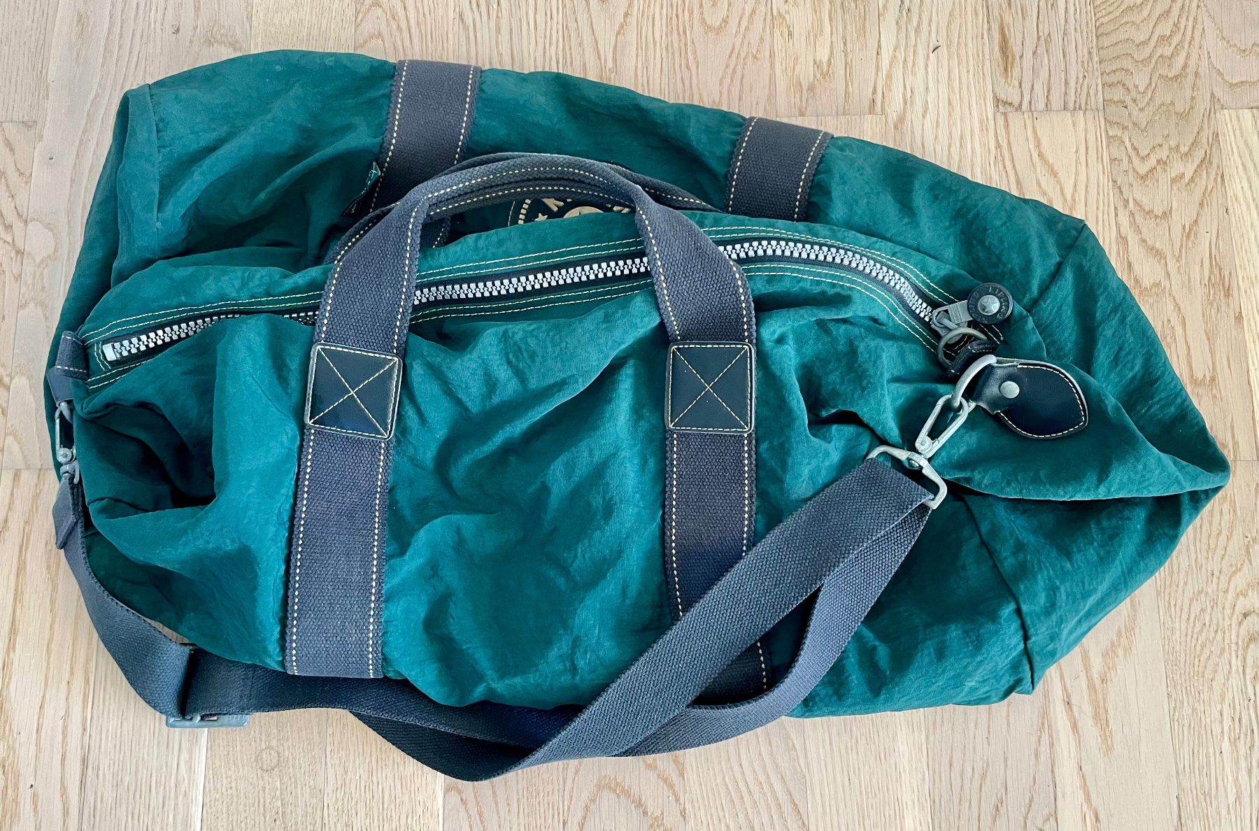 Kipling Borse: KIPLING EXTRA LARGE GREEN NYLON DUFFEL BAG (Seesack) – Usato da Zürich venduto da  1
