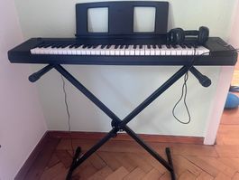 Piano Piaggero Yamaha P-45B mit Ständer und Kopfhörern
