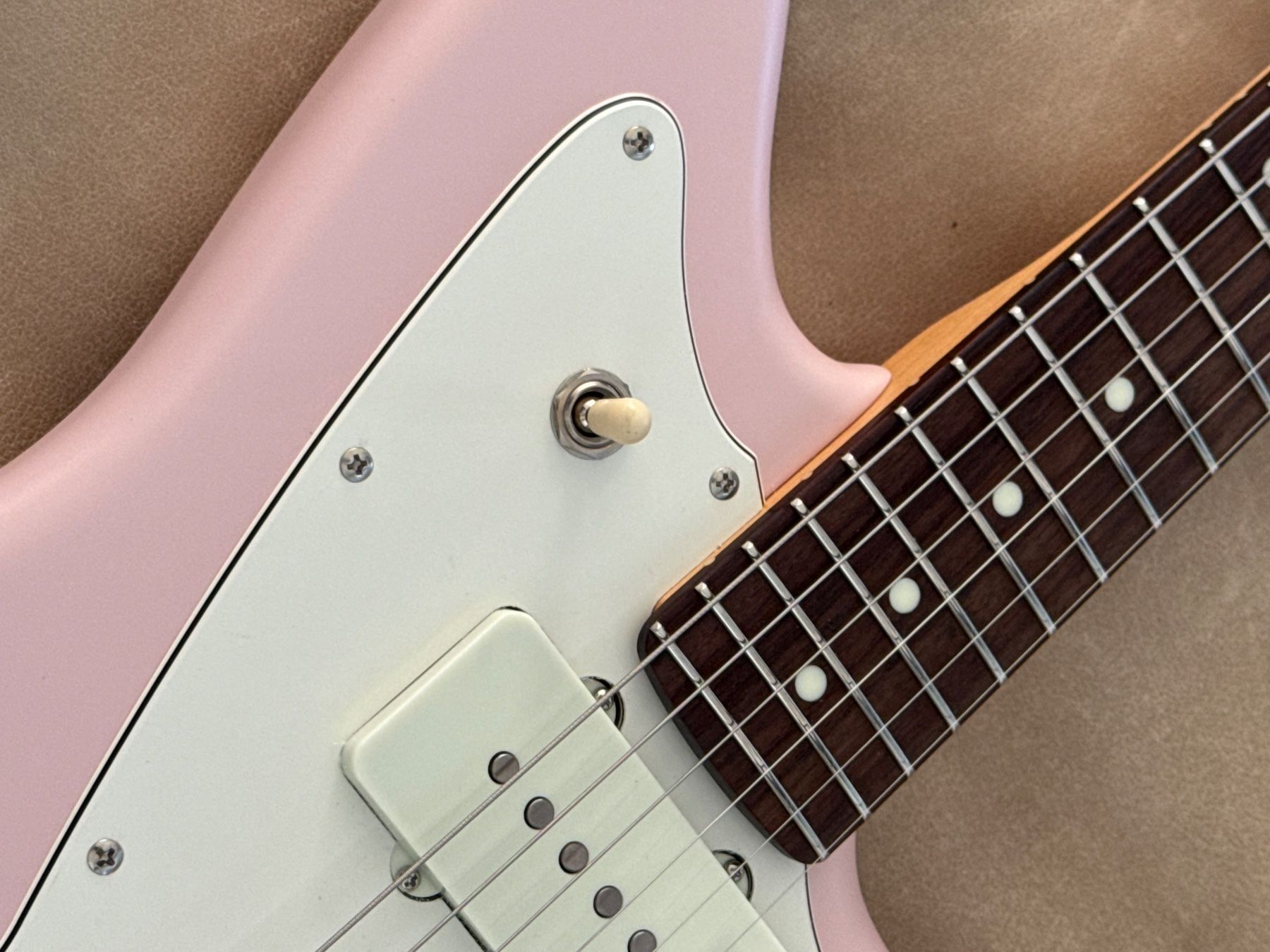 Fender Instruments de musique: Fender Jazzmaster Japan FSR Satin Shell Pink LTD – Neuf (Voir description) à Origlio par sto_2pxf 3