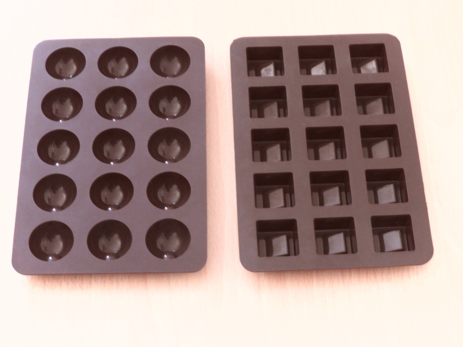 Backformen: Moule silicone à chocolats -  2 pces, NEUF! – Neu und originalverpackt aus Dombresson von sev_bsb8 1