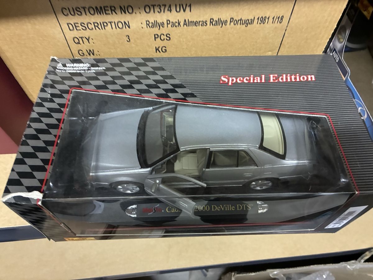 Maisto Modellini d'auto: Maisto Cadillac 2000 DeVille DTS 1:18 Neu – Usato da Wattenwil venduto da Jasa79 2
