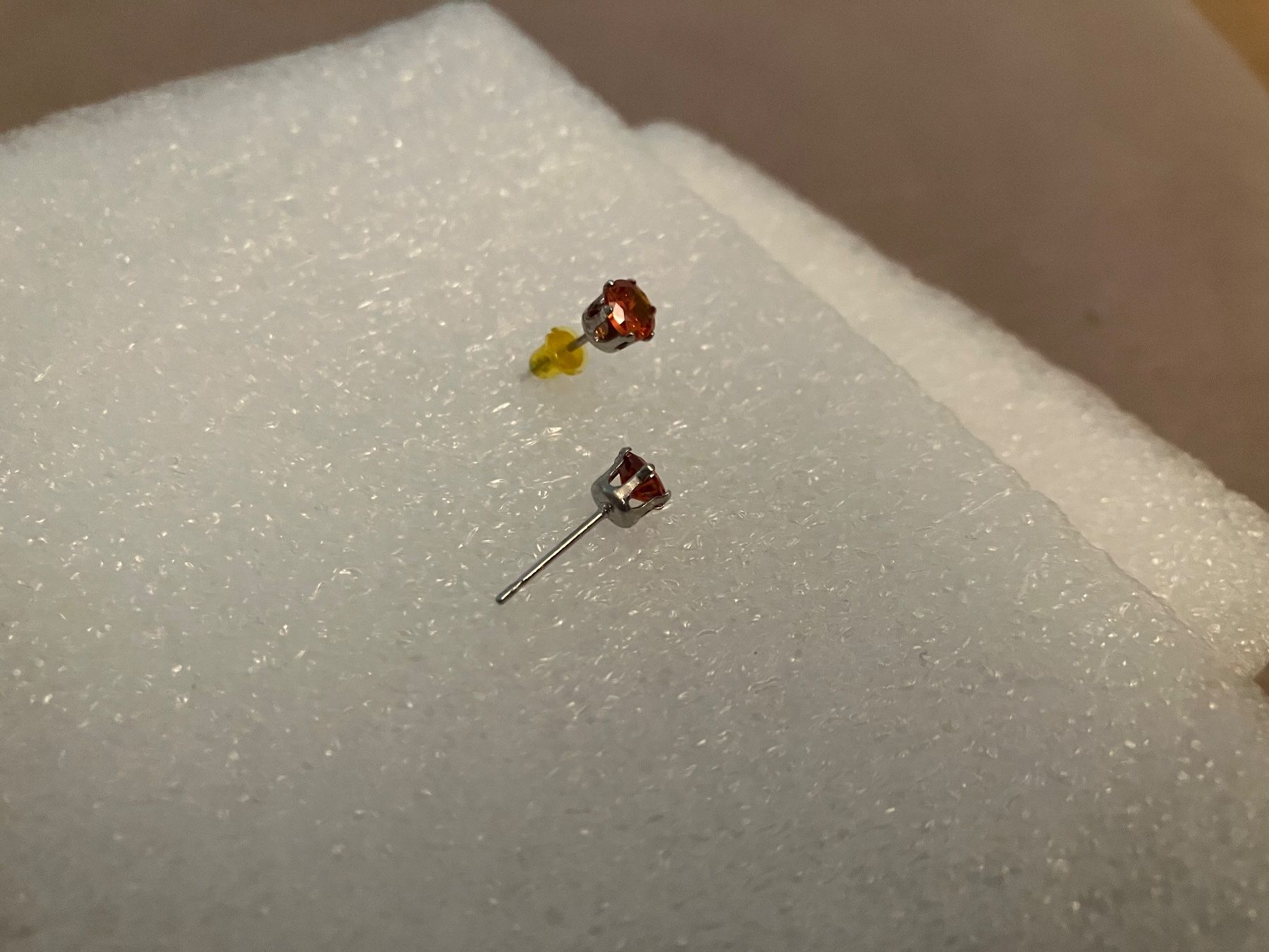 Orecchini pendenti & Orecchini a lobo: Elegante silberfarbene Ohrstecker mit rotem funkelnden Stein – Nuovo (secondo la descrizione) da Affoltern am Albis venduto da Dlotti 1