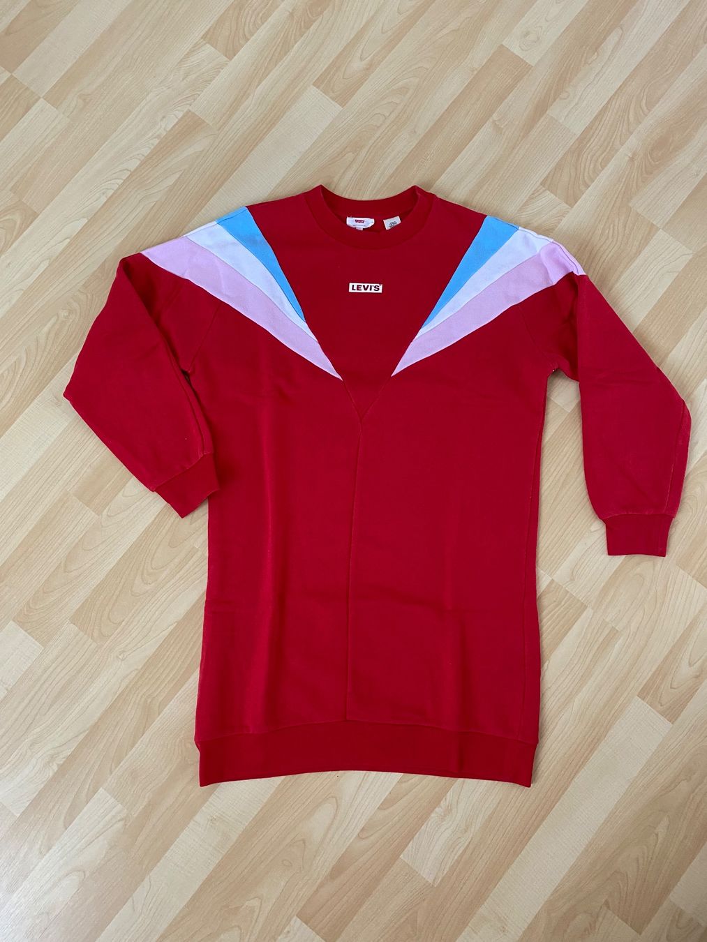 Levi's Pullover & Sweatshirts: Levi's Sweatkleid rot, Grösse S – Gebraucht aus Oberwil bei Büren von _kuchen