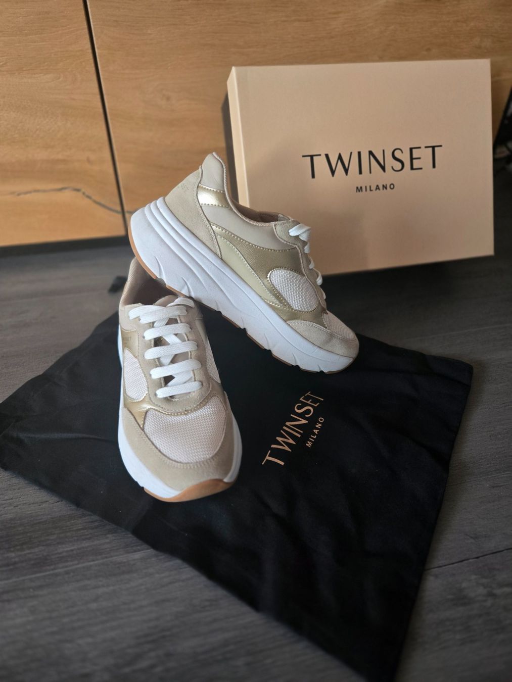 Twinset Scarpe da donna: Twinset baskets, couleur or et blanc, taille 38 – Usato da La chaux-de-fonds venduto da nat_sqg2 1