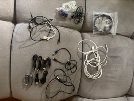 Lot USB Kabel, Glasfaser und Kopfhörer