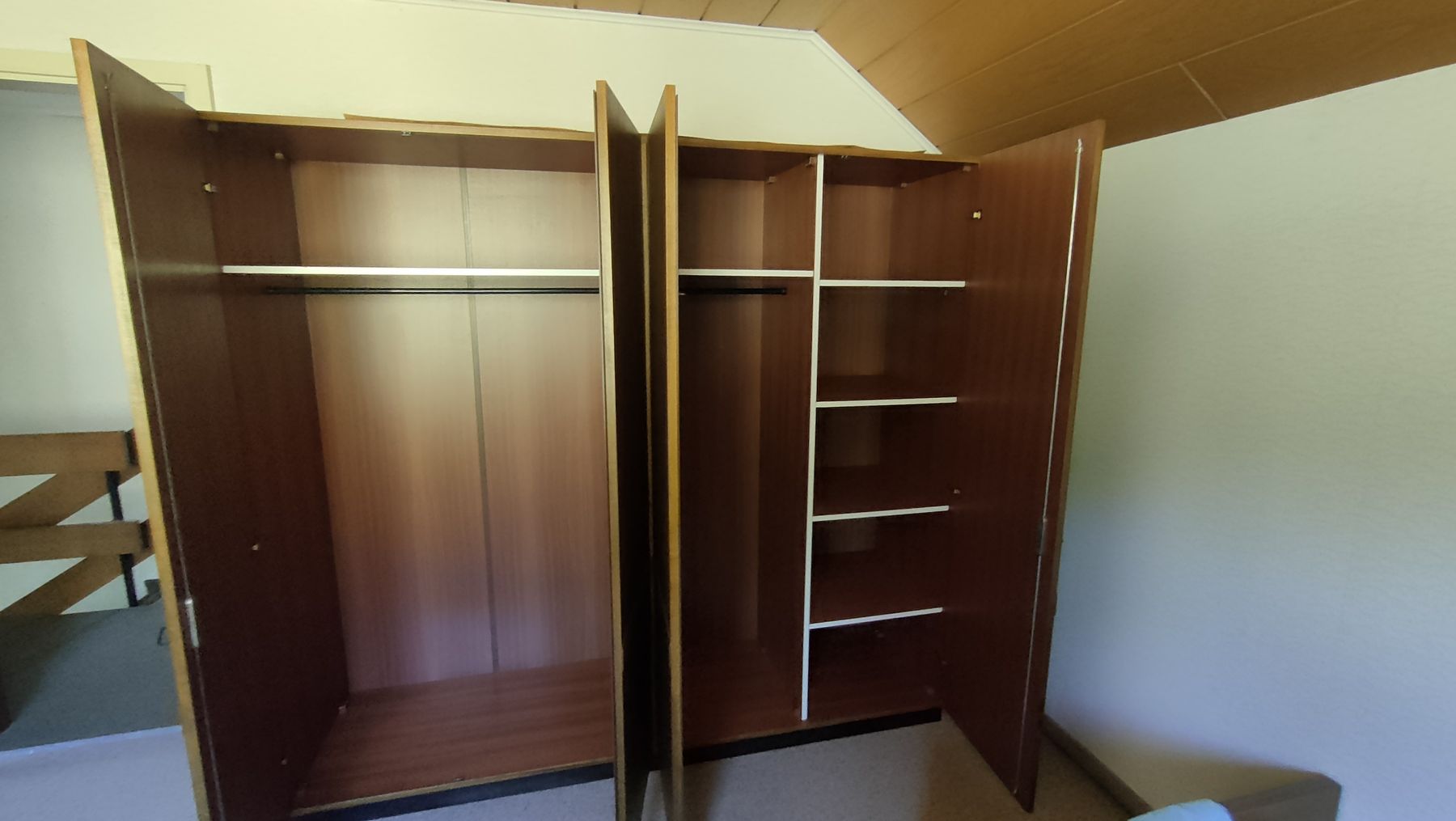 Armadi: Bett mit Nachttisch und Kleiderschrank – Usato da Flawil venduto da rbdrei 2