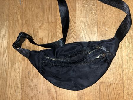 Schwarze Bauchtasche