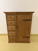 Uralte Schafreite in massivem Tannenholz, Schrank