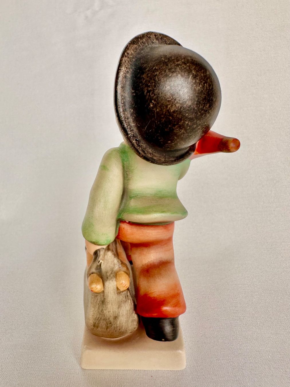 Hummel Statuette: Hübsche Goebel Hummel Figur Junge mit Schirm und Tasche – Usato da Steinen venduto da SputnikSweetheart 2
