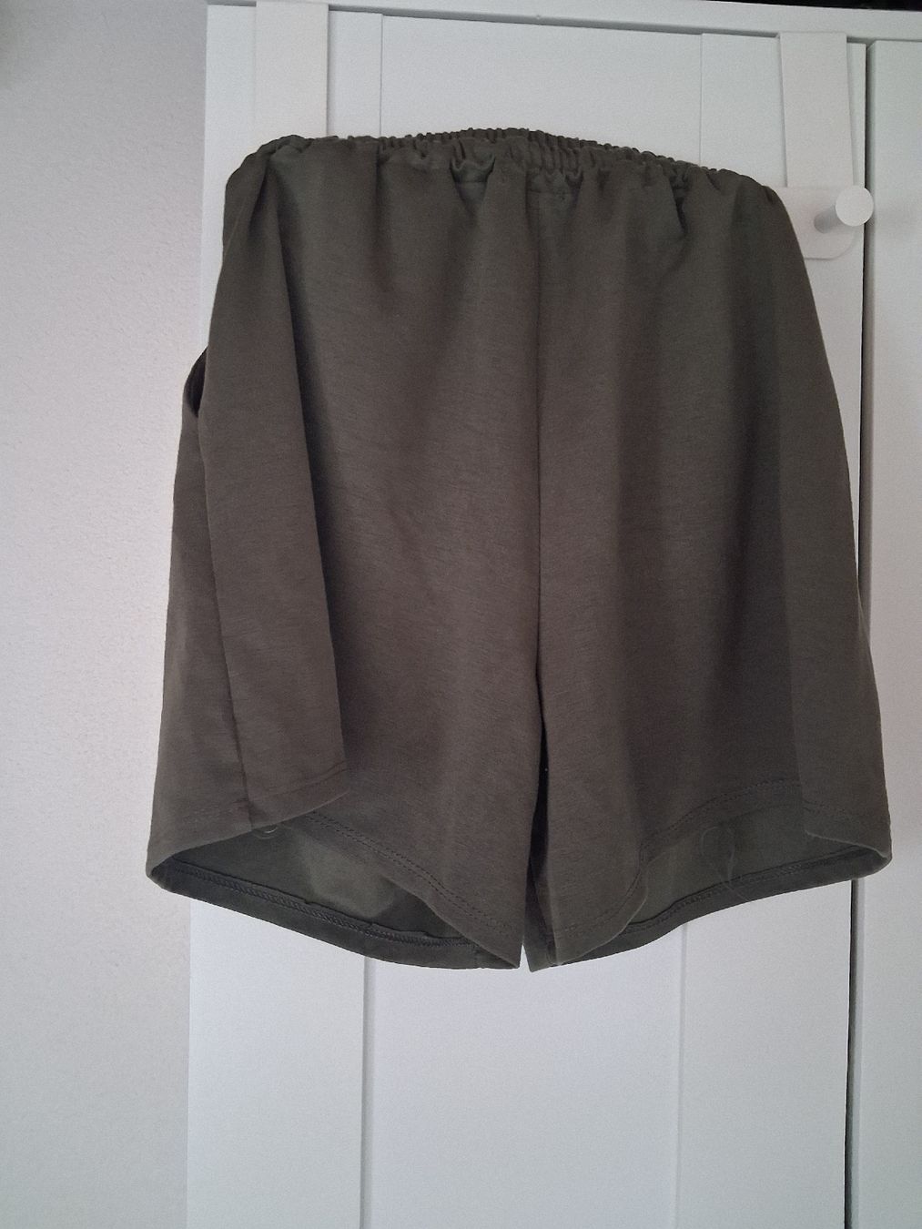 Pantaloni: Grüne Shorts mit Seitentaschen – Nuovo e nell'imballaggio originale da Mettmenstetten venduto da sell4purpose 3