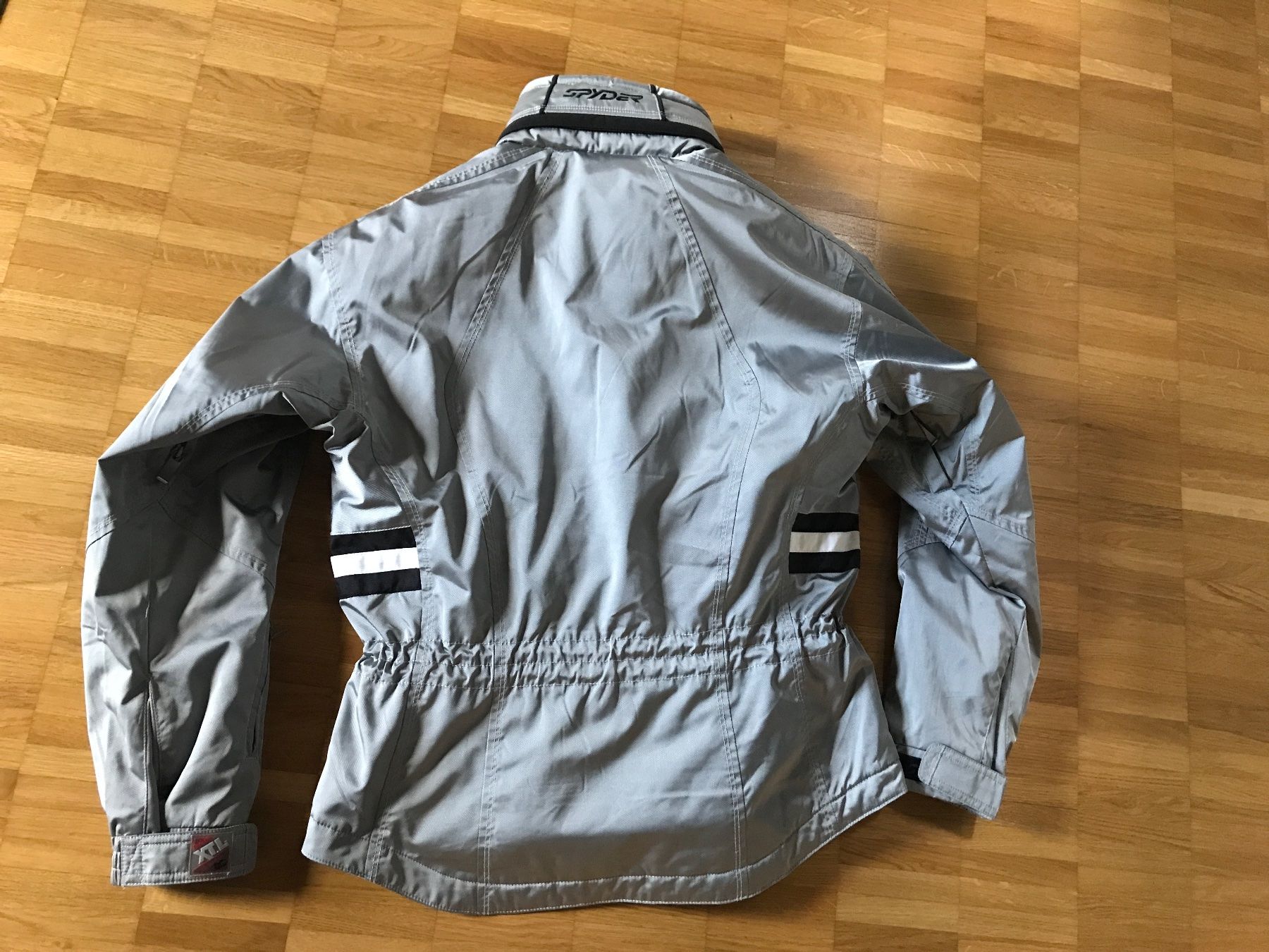 Spyder Giacche: Spyder Schijacke Gr 36 silber – Usato da St. Margrethen SG venduto da kellenbh 1