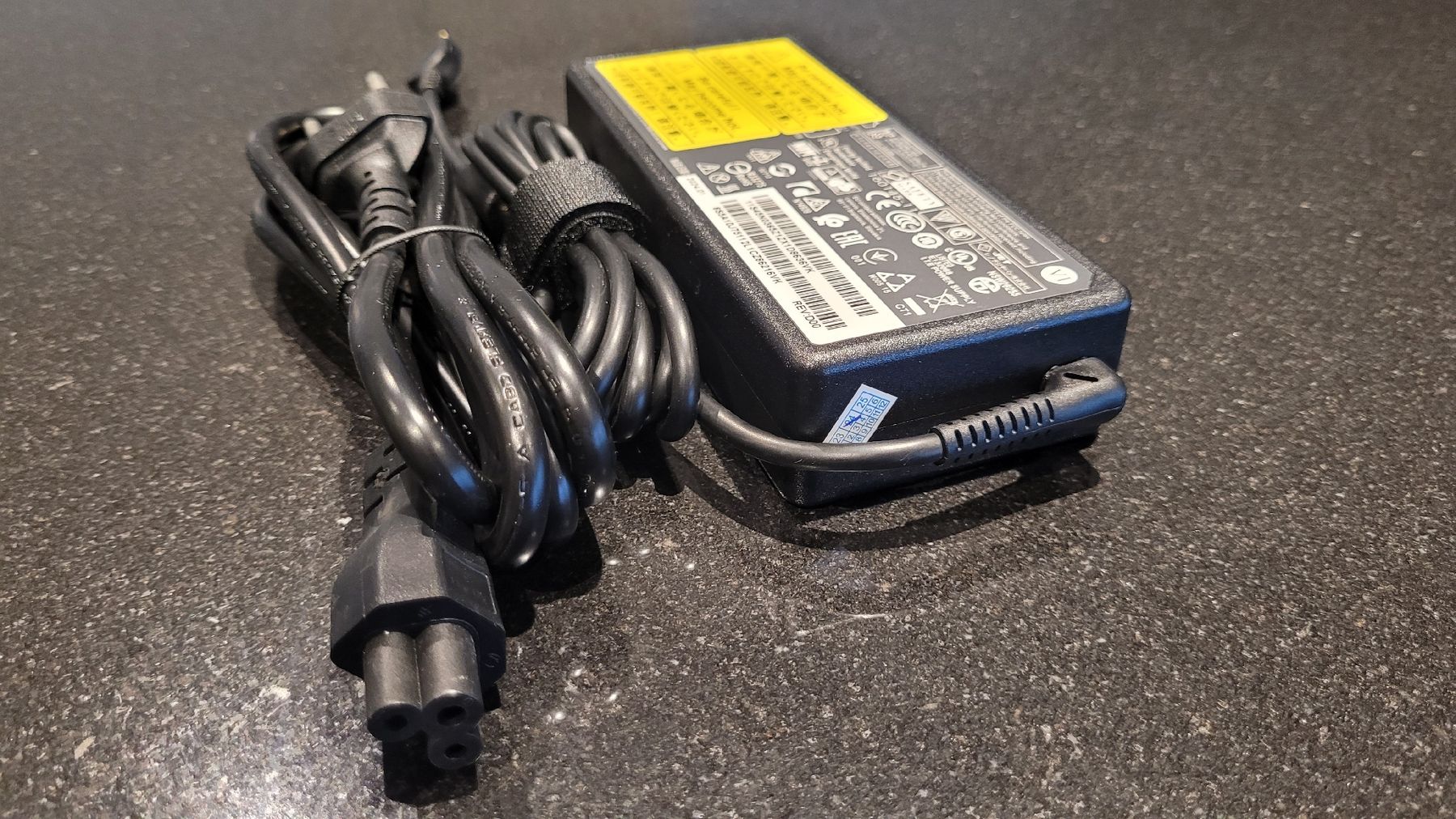 Caricabatterie: Netzgerät 135W Dockingstation Lenovo 40AF – Nuovo (secondo la descrizione) da Klingnau venduto da Groofty69