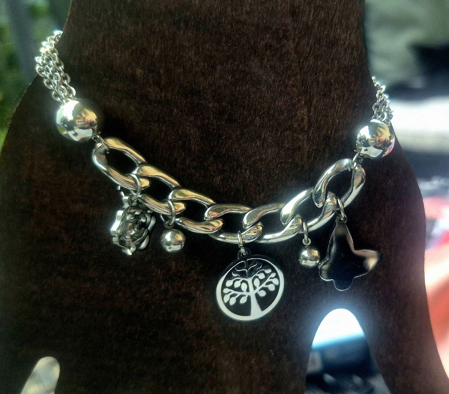 Armbänder & -reifen: Bracciale con ciondoli albero e farfalla  – Gebraucht aus Giubiasco von Stefaniav