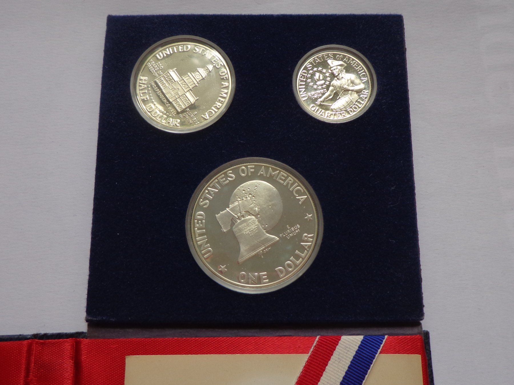 Tutti le monete: USA Mint 3 Coin 1976 Bi Centennial Proof Set with COA – Nuovo e nell'imballaggio originale da Pully venduto da UCA01 1