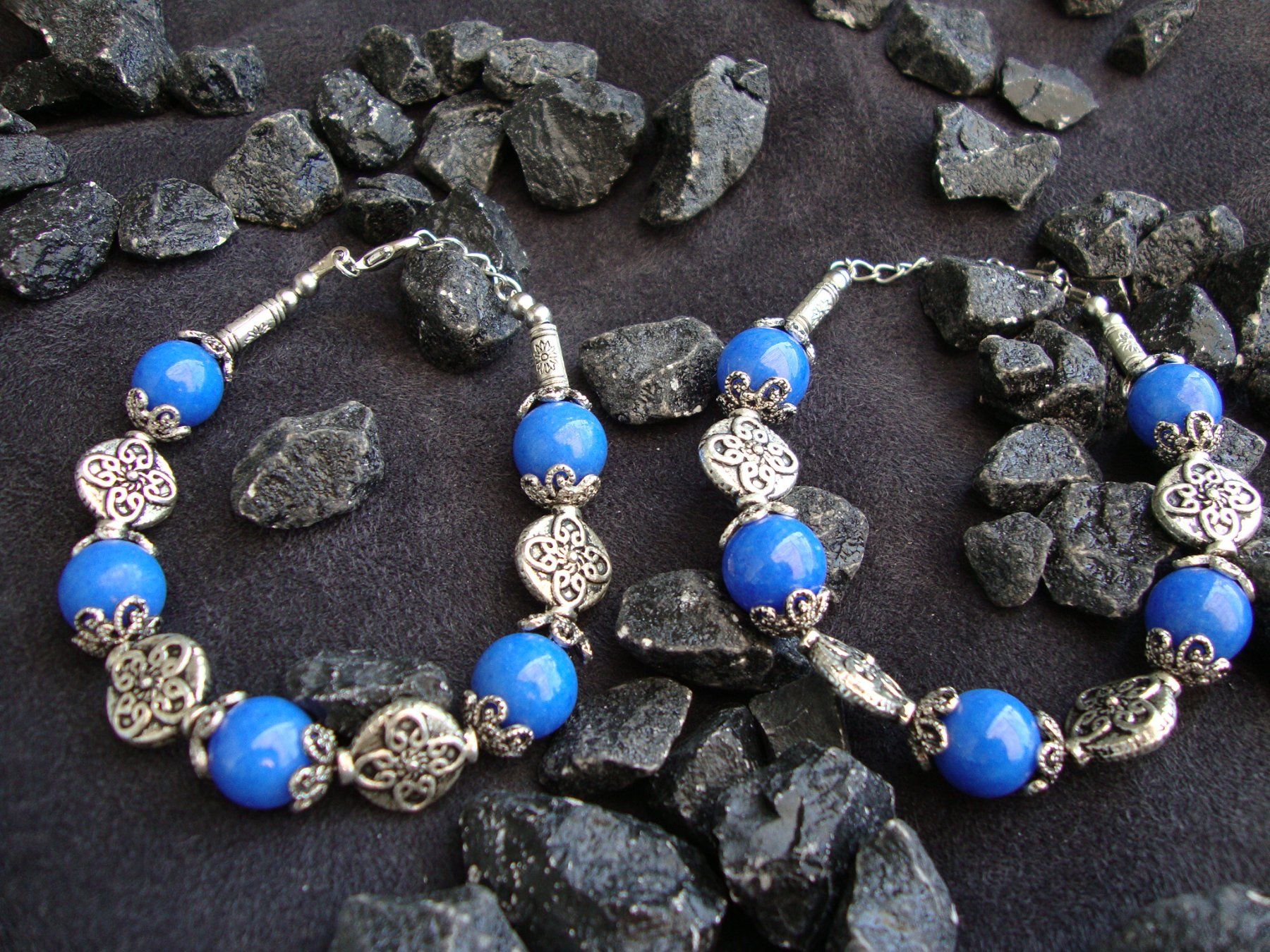 Bracciali & Braccialetti: Zwei Armbänder mit blauen Achat-Edelsteinperlen – Nuovo (secondo la descrizione) da Hünenberg venduto da Aquazur 1