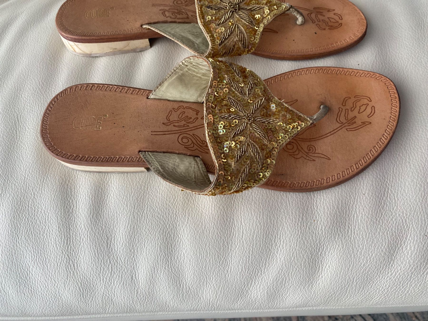 Cube Scarpe da donna: SUMMERTIME - stylische/edle CUBE Flip-Flops, gold, 38 – Usato da Winkel venduto da ferrari2022 2