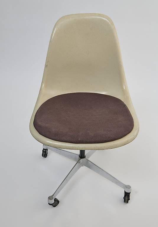 Stühle: Eames Side Chair Office mit Räder Beige/Braun – Gebraucht aus Zürich von lozzaphoto 3