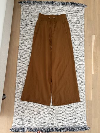 Only Hose braun Grösse M mit kleinem Defekt am Saum
