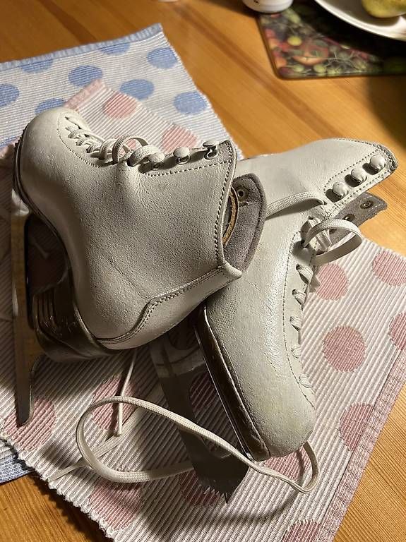 Schlittschuhe: Patin à glace 30-31 EU – Gebraucht aus Plan-les-Ouates von Kiss-bodolay 1