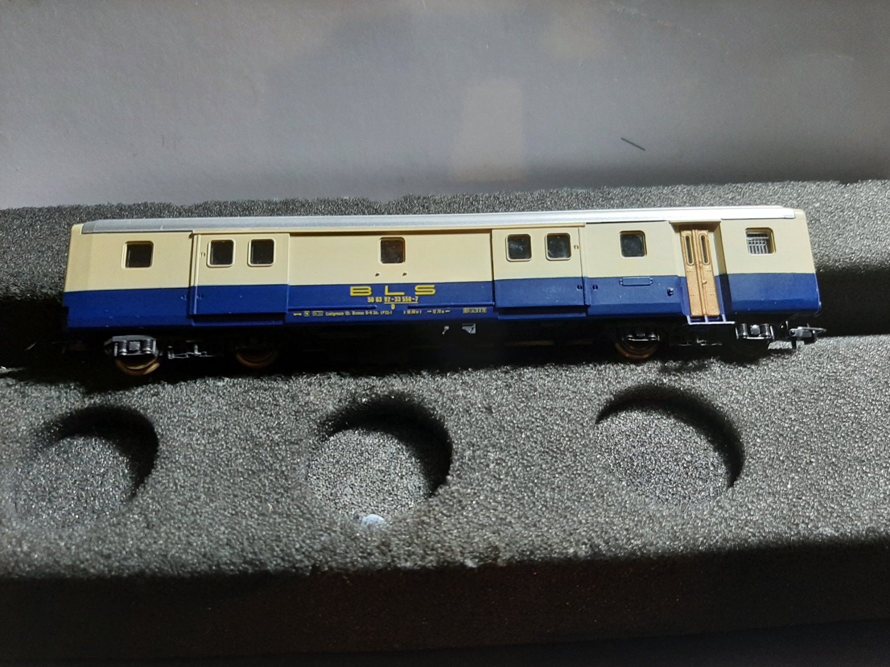 Roco Modelleisenbahnen: ROCO BLS 50 63 92-33 550-7 – Gebraucht aus Avully von RIVALIS