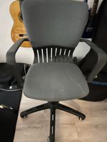 Comfortable grey office chair/bequemer grauer Bürostuhl