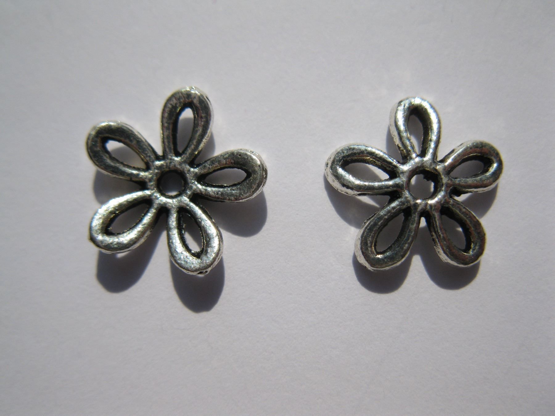 Perle (finte): 8 Perlkappen Blume 12mm – Nuovo e nell'imballaggio originale da St. Margarethen TG venduto da LuanaKa