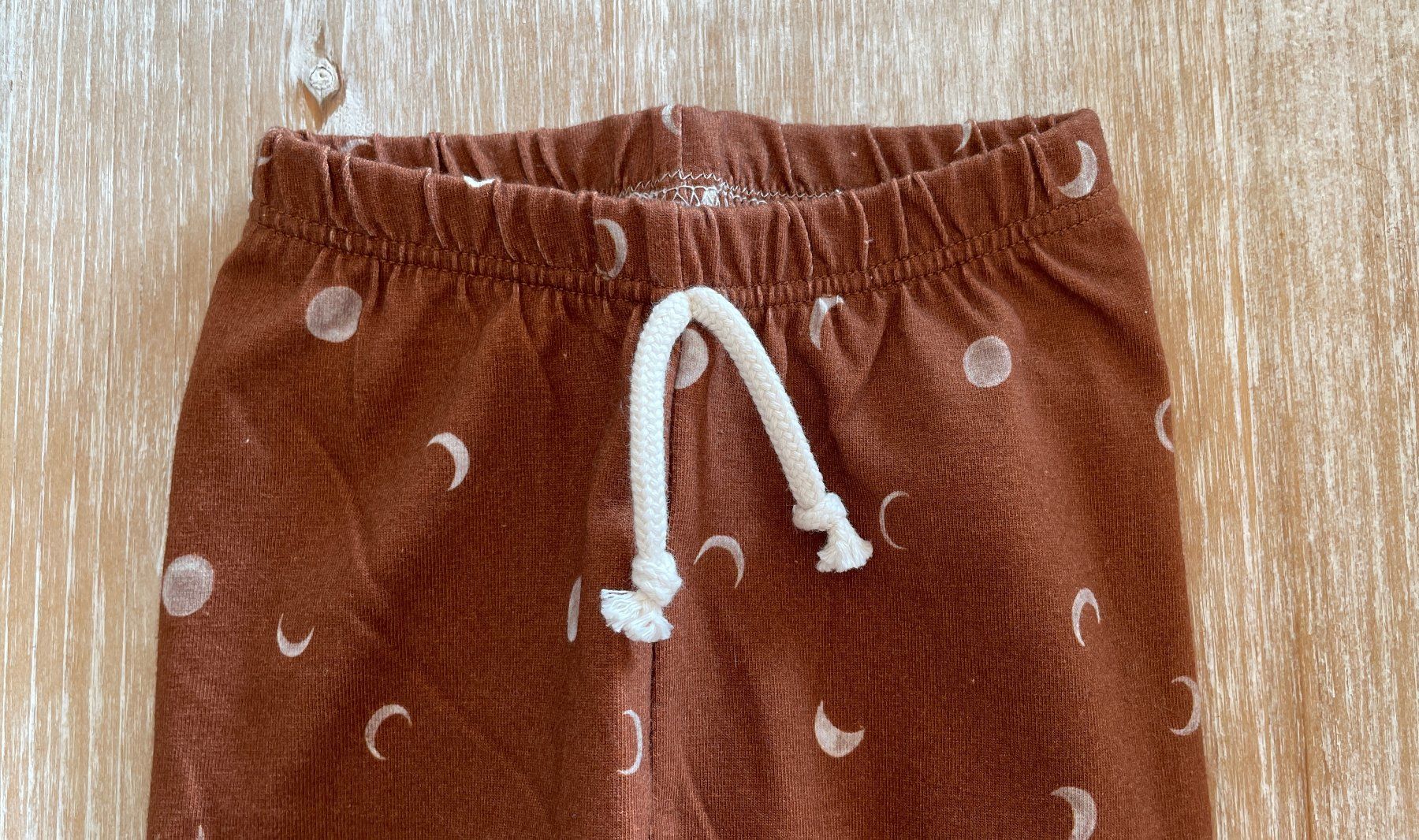 Pantaloni: Leggins mit Mondprint, Grösse 86 – Nuovo (secondo la descrizione) da Burgdorf venduto da Crown. 1