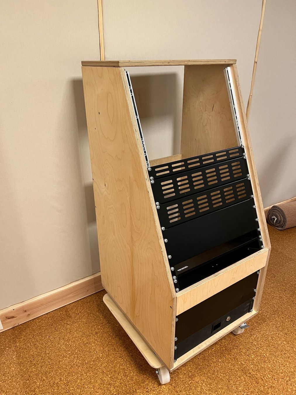 Altri accessori: Studio Rack mit viel Platz, einer Schublade & div. Blenden – Usato da Baar venduto da Berick 1