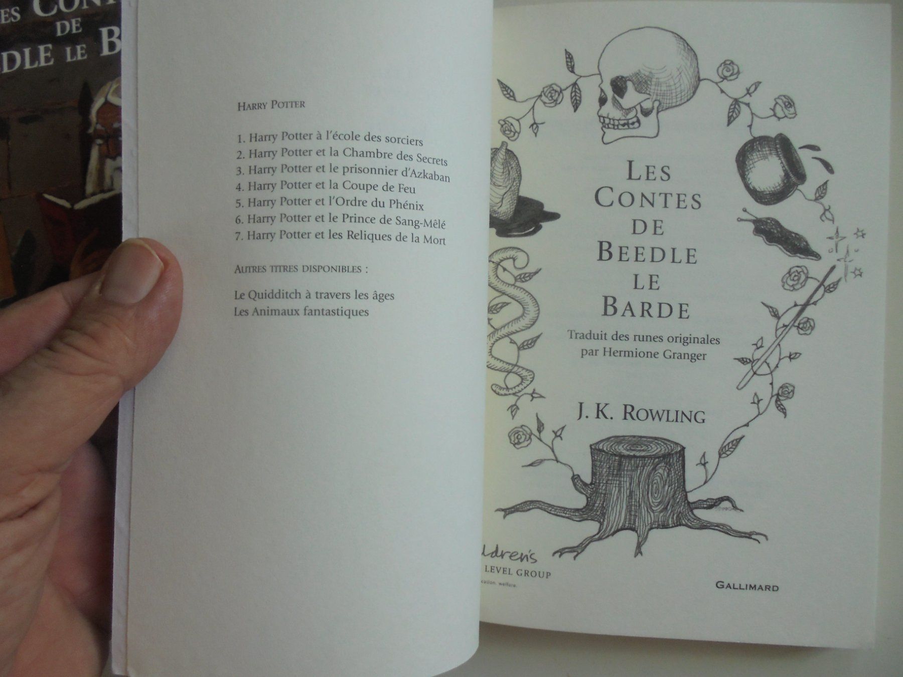 Libri: " Les Contes De Beedle Le Barde  " de J. K. Rowling – Usato da Crissier venduto da Promopost 2