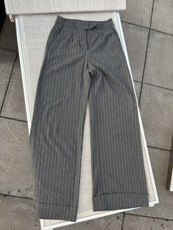 Bershka Hose grau gestreift EUR 34 guter Zustand