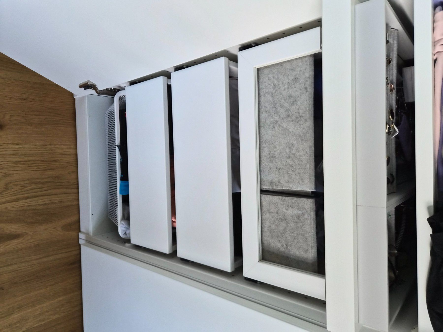 Schränke: White Wardrobe with 5 Doors and Shelving Great Condition – Gebraucht aus Maur von Sofi___ 2