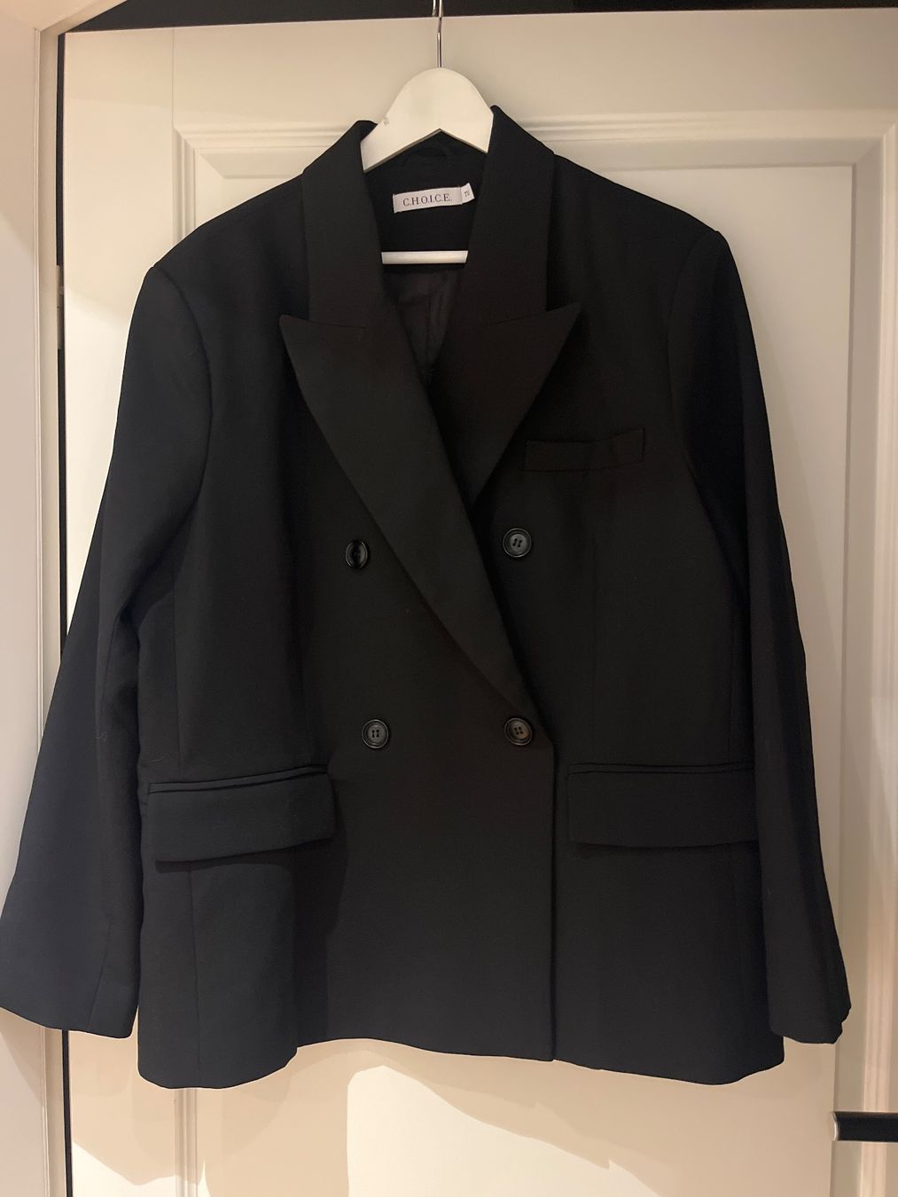 Giacche: Schwarzer Oversize-Blazer von C.H.O.I.C.E. – Usato da Riehen venduto da SalomeTramer