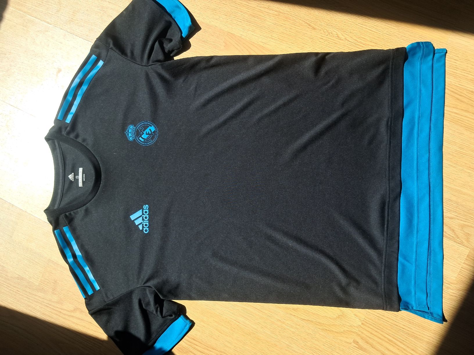 Adidas T-Shirts: Real Madrid T-Shirt schwarz  – Gebraucht aus Biel/Bienne von sof_yx5y