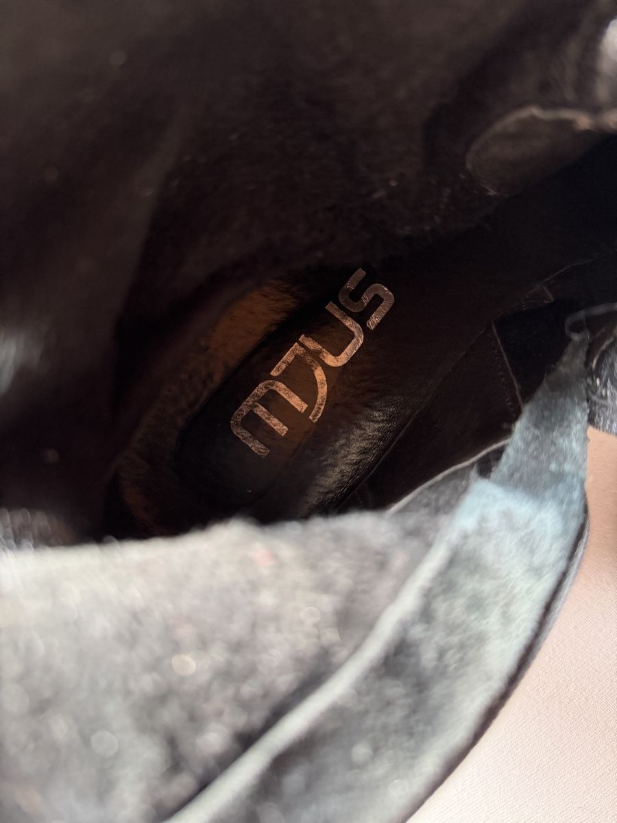 Mjus Scarpe da donna: Schwarze Lederstiefel von mjus , Gr. 40 – Usato da Walchwil venduto da BackstageBruder 4
