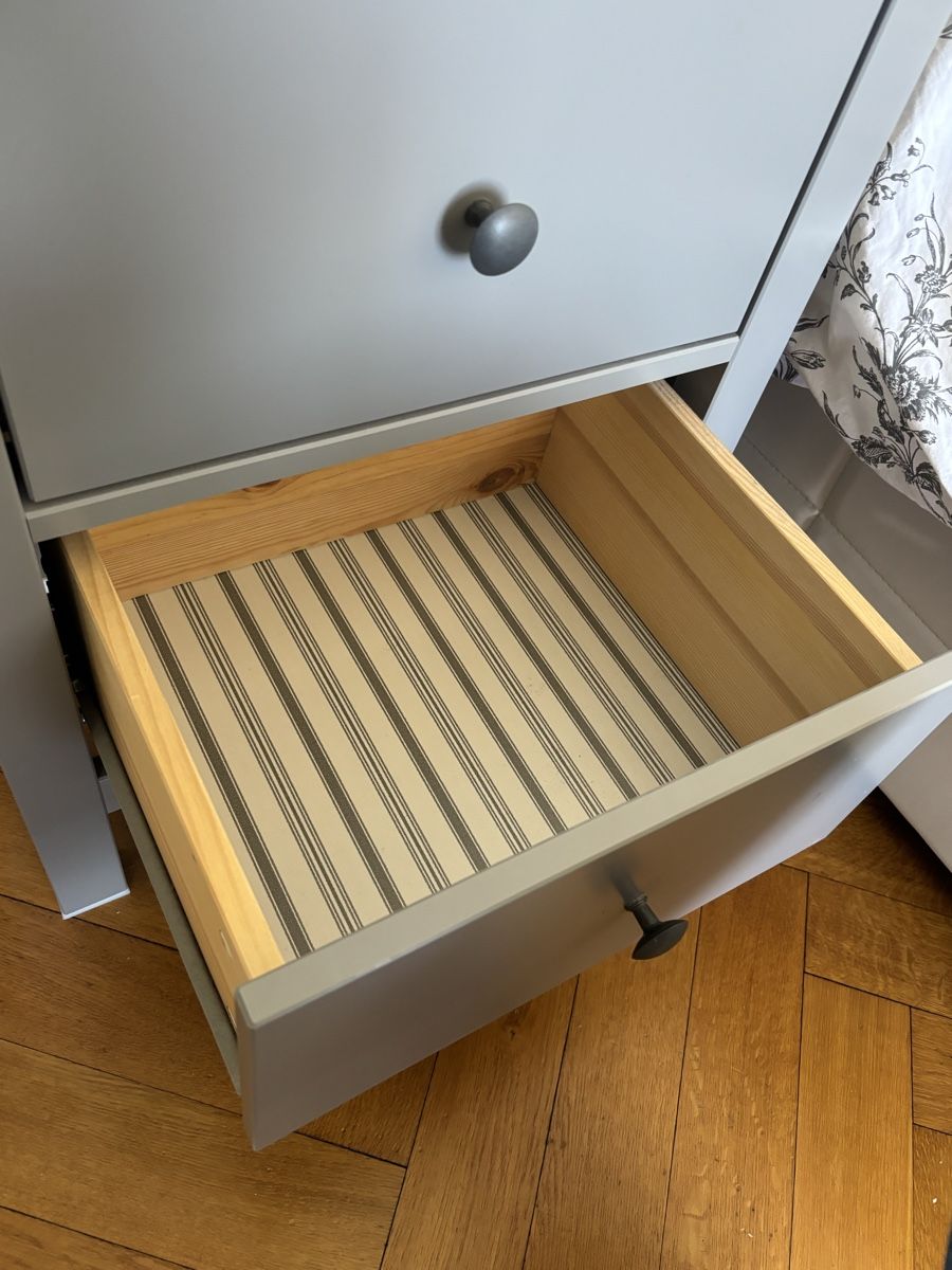 Comodini: Table de chevet grise - 2 tiroirs - objet de deco – Nuovo (secondo la descrizione) da Lausanne venduto da Hightech78 1