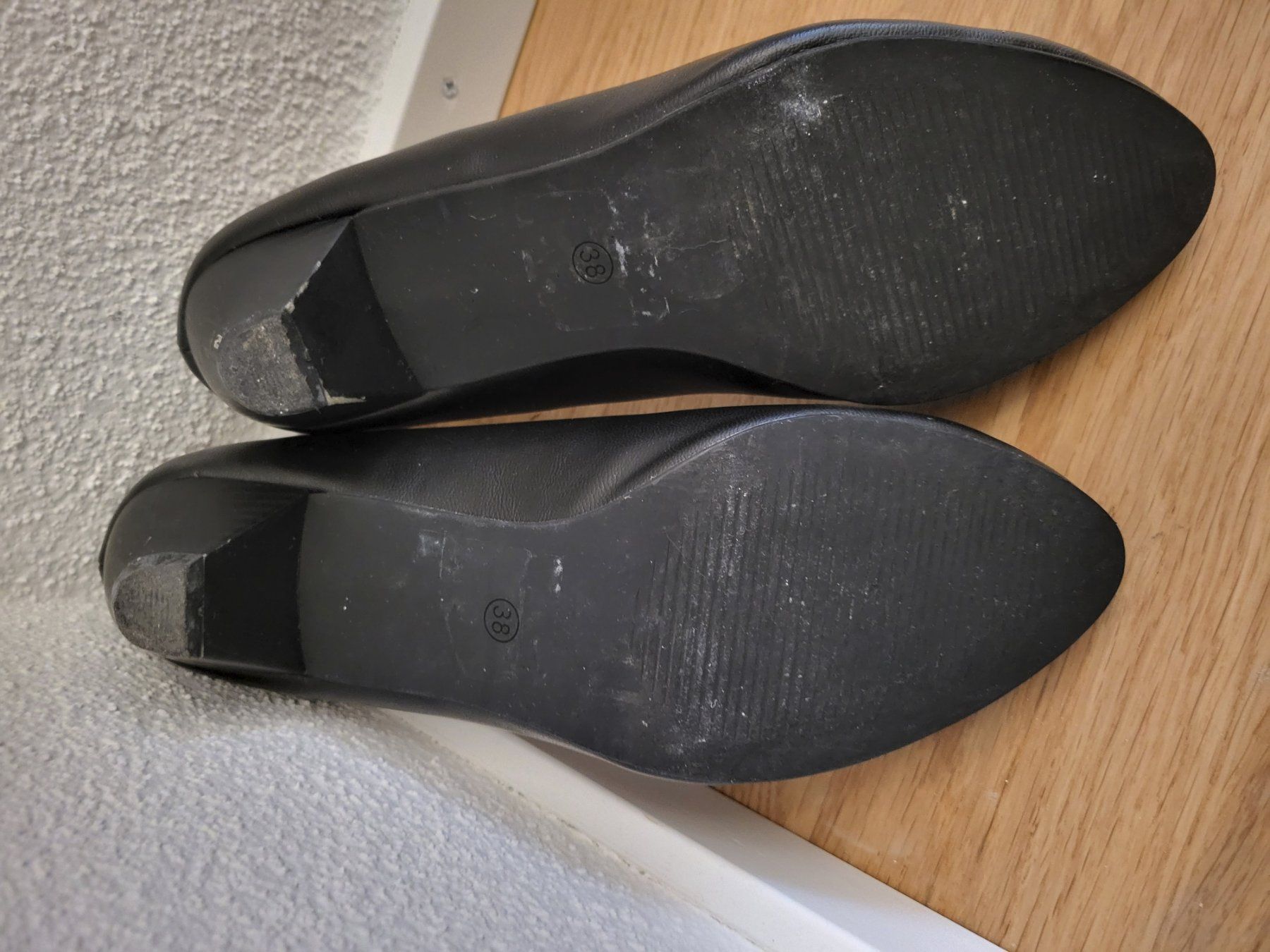 Scarpe da donna: Pumps Carina schwarz Grösse 38 – Usato da Arnegg venduto da Michirech 2