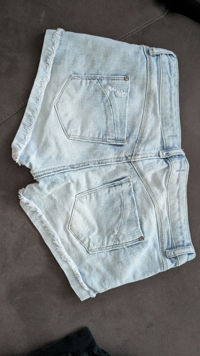 Tally Weijl Jupes: Jeans Shorts Tally Weijl hellblau Grösse S – D'occasion à Landquart par raa_g5ms 1