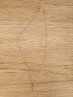 Halskette mit Kreuz-Anhänger und Glitzersteinchen