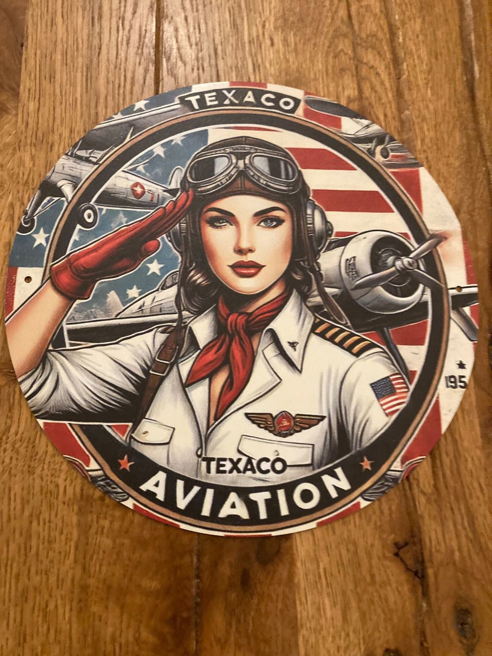 Texaco Altre raccolte & rarità: Schönes Texaco Retro Aviation Blechschild Pilotin / neu!!! – Nuovo e nell'imballaggio originale da Bremgarten AG venduto da Eurotiz
