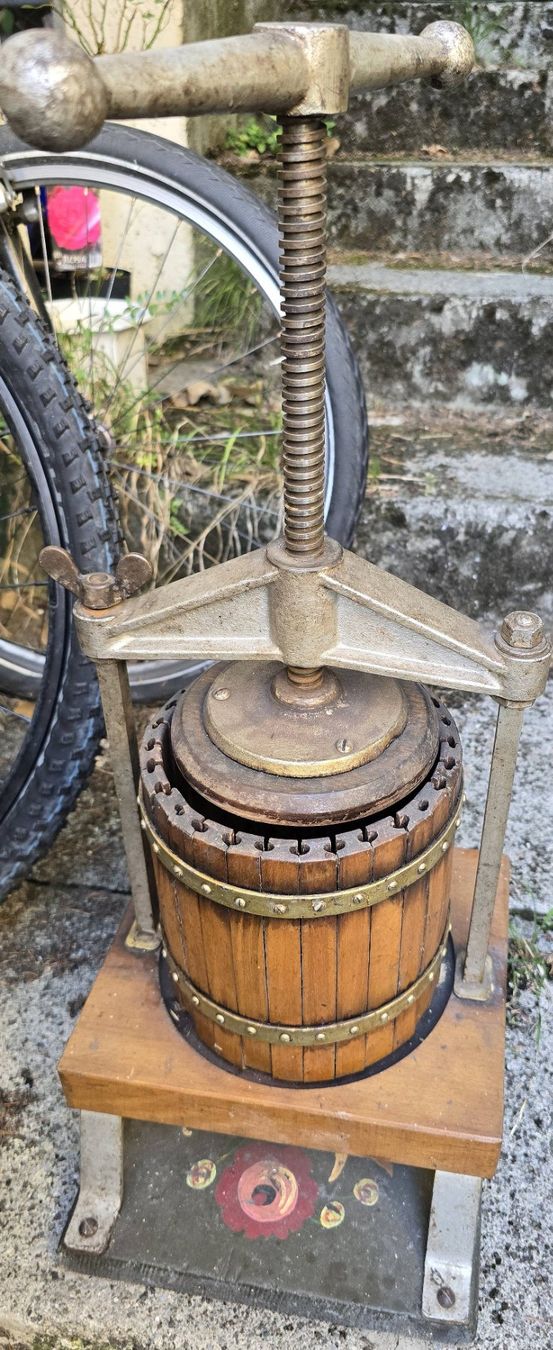 Alle Maschinen: alte Traubenpresse – Gebraucht aus Zürich von autodidaktika