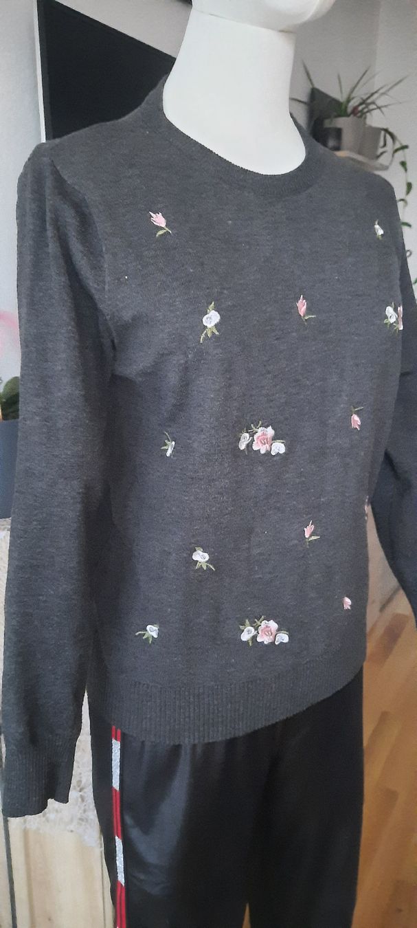 Maglioni & Felpe: Damenpullover, grau, mit Blumenmuster, Grösse S, Top! – Nuovo (secondo la descrizione) da Solothurn venduto da lsc_pf99 3