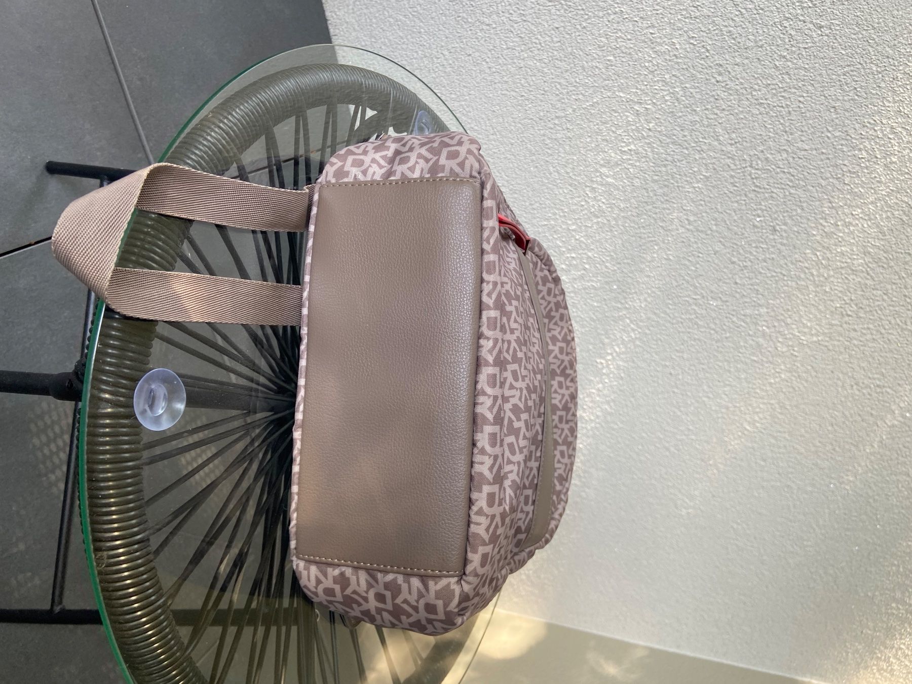 DKNY Zaini: DKNY Rucksack Sand-Beige Monogramm Anthrazit Plakette TOP – Usato da Zürich venduto da rja_8ypv 1