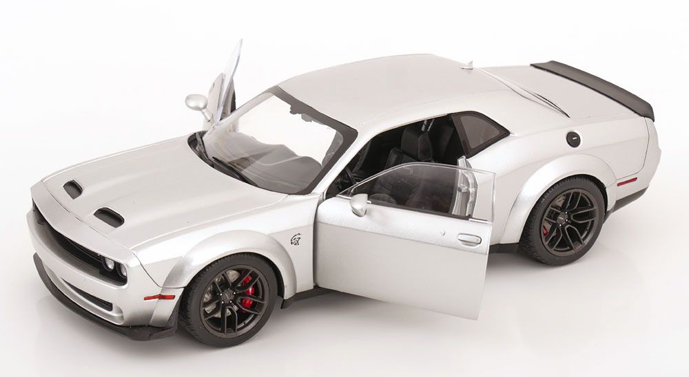 Dodge Modellini d'auto: DODGE CHALLENGER SRT HELLCAT WIDEBODY 2023 SILBER 1:18 SOLID – Nuovo e nell'imballaggio originale da Suhr venduto da Moebelsiralfred 2