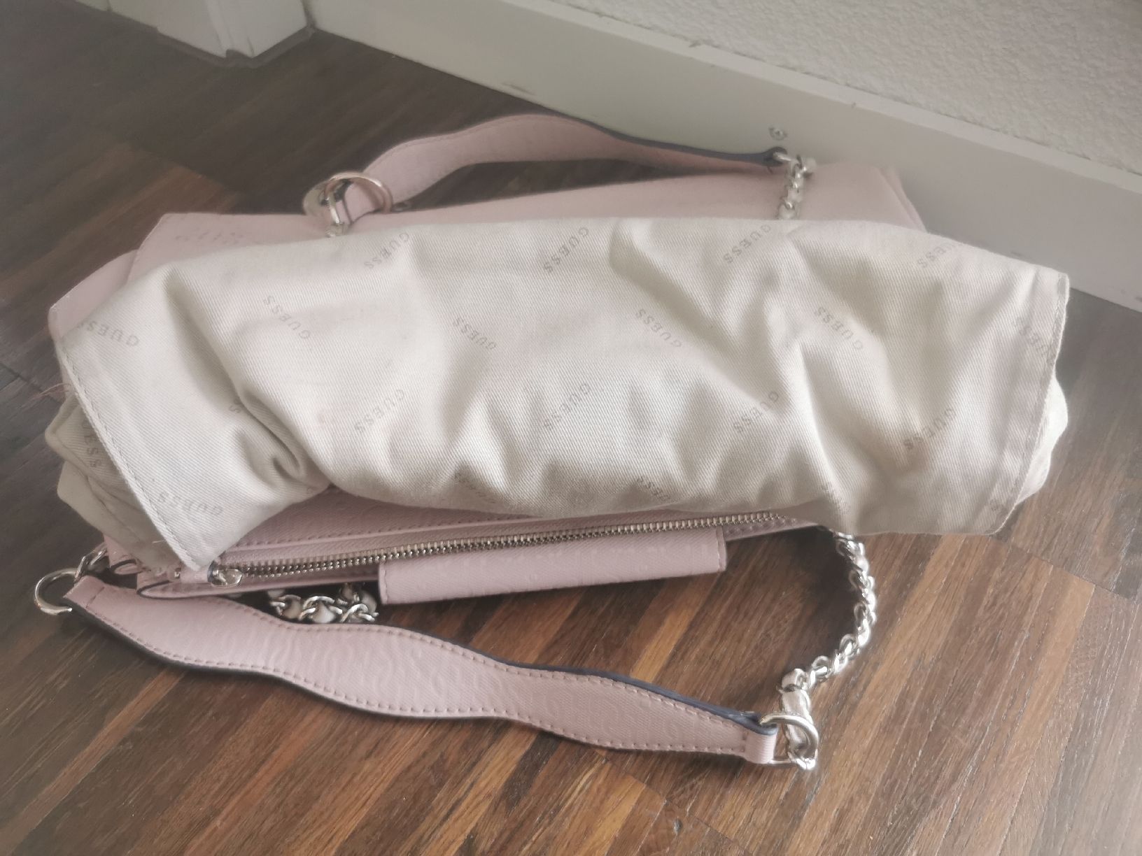 Taschen für Damen: Guess Tasche Est. 1981 – Gebraucht aus Zürich von ssi_6pt7 3