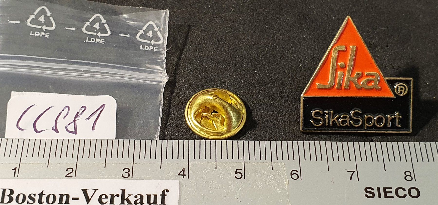 Placchette & Badge: CC881 - Pin Sika SikaSport Logo – Usato da Reinach BL venduto da Boston-Verkauf 1