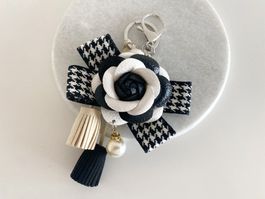 Kamelie Taschenanhänger schwarz weiss