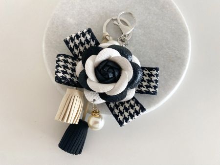 Kamelie Taschenanhänger schwarz weiss