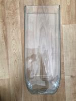 Schöne Blumenvase aus Glas, eckig, perfekt für den Frühling!